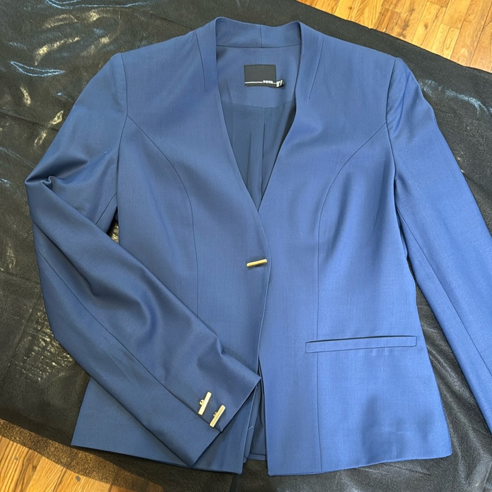 New.in excellent condition. never worn. no tag